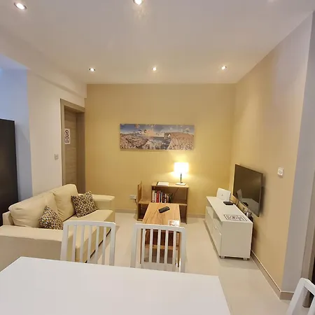 - Lovely 3 Bedroom Unit *