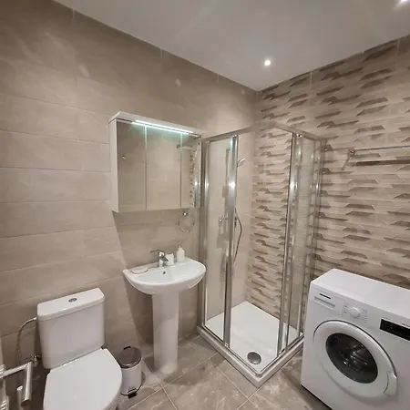 - Lovely 3 Bedroom Unit *