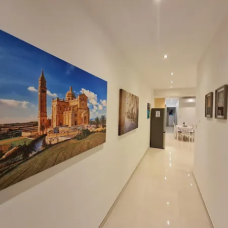 - Lovely 3 Bedroom Unit Apartment *